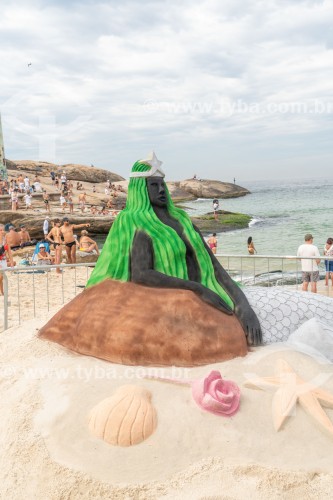 Escultura de areia em homenagem à Iemanjá feita pelo artista Rogean Rodrigues no dia da festa de Iemanjá - Praia do Arpoador - Rio de Janeiro - Rio de Janeiro (RJ) - Brasil