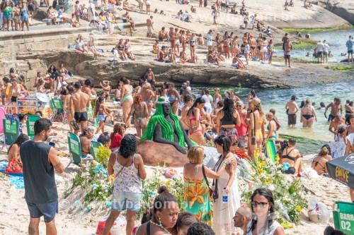 Escultura de areia em homenagem à Iemanjá feita pelo artista Rogean Rodrigues no dia da festa de Iemanjá - Praia do Arpoador - Rio de Janeiro - Rio de Janeiro (RJ) - Brasil