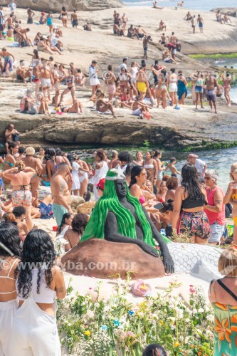 Escultura de areia em homenagem à Iemanjá feita pelo artista Rogean Rodrigues no dia da festa de Iemanjá - Praia do Arpoador - Rio de Janeiro - Rio de Janeiro (RJ) - Brasil