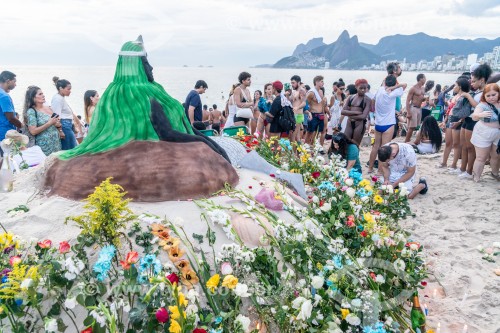 Escultura de areia em homenagem à Iemanjá feita pelo artista Rogean Rodrigues no dia da festa de Iemanjá - Praia do Arpoador - Rio de Janeiro - Rio de Janeiro (RJ) - Brasil