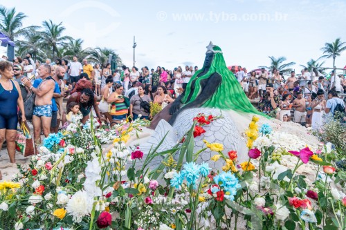 Escultura de areia em homenagem à Iemanjá feita pelo artista Rogean Rodrigues no dia da festa de Iemanjá - Praia do Arpoador - Rio de Janeiro - Rio de Janeiro (RJ) - Brasil