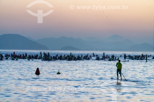 Praticantes de Stand up paddle no posto 6 da Praia de Copacabana assistindo o nascer do sol - Rio de Janeiro - Rio de Janeiro (RJ) - Brasil