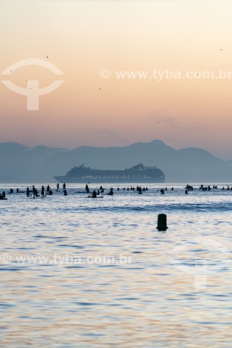 Praticantes de Stand up paddle no posto 6 da Praia de Copacabana assistindo o nascer do sol - Rio de Janeiro - Rio de Janeiro (RJ) - Brasil