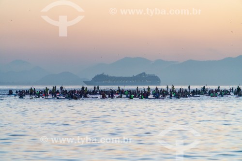 Praticantes de Stand up paddle no posto 6 da Praia de Copacabana assistindo o nascer do sol - Rio de Janeiro - Rio de Janeiro (RJ) - Brasil