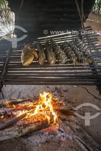 Peixes sendo cozidos no fogo no estilo tradicional indígena Moquém - Aldeia Cipiá - Manaus - Amazonas (AM) - Brasil