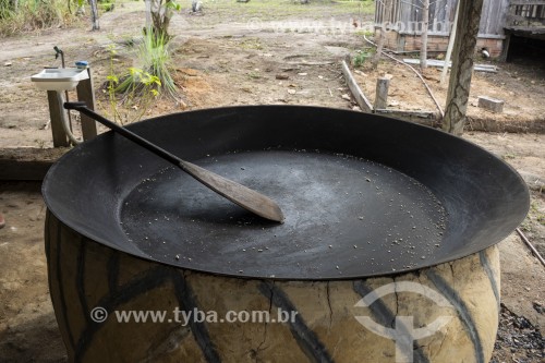 Processamento de mandioca na Reserva de Desenvolvimento Sustentável Rio Negro - Próximo ao Parque Nacional de Anavilhanas - Manaus - Amazonas (AM) - Brasil