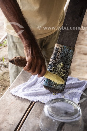 Processamento de mandioca na Reserva de Desenvolvimento Sustentável Rio Negro - Próximo ao Parque Nacional de Anavilhanas - Manaus - Amazonas (AM) - Brasil