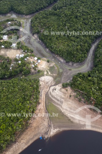 Foto feita com drone de pequena comunidade ribeirinha nas margens do Rio Negro - Parque Nacional de Anavilhanas - Manaus - Amazonas (AM) - Brasil