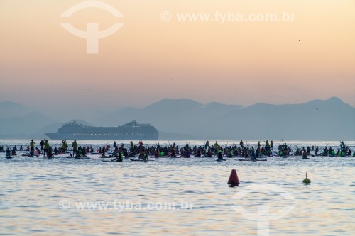 Praticantes de Stand up paddle no posto 6 da Praia de Copacabana assistindo o nascer do sol - Rio de Janeiro - Rio de Janeiro (RJ) - Brasil