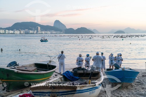 Grupo de pessoas fazendo homenagem para Iemanjá ao nascer do sol na colônia de pescadores Z-13 no Posto 6 da Praia de Copacabana - Rio de Janeiro - Rio de Janeiro (RJ) - Brasil