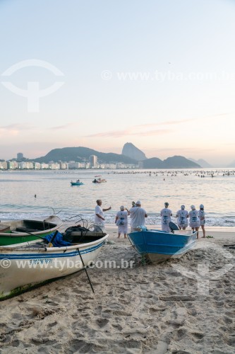 Grupo de pessoas fazendo homenagem para Iemanjá ao nascer do sol na colônia de pescadores Z-13 no Posto 6 da Praia de Copacabana - Rio de Janeiro - Rio de Janeiro (RJ) - Brasil