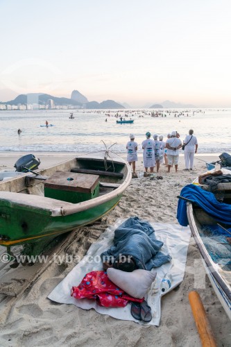 Grupo de pessoas fazendo homenagem para Iemanjá ao nascer do sol na colônia de pescadores Z-13 no Posto 6 da Praia de Copacabana - Rio de Janeiro - Rio de Janeiro (RJ) - Brasil