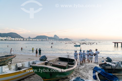 Grupo de pessoas fazendo homenagem para Iemanjá ao nascer do sol na colônia de pescadores Z-13 no Posto 6 da Praia de Copacabana - Rio de Janeiro - Rio de Janeiro (RJ) - Brasil