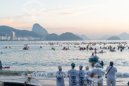 Grupo de pessoas fazendo homenagem para Iemanjá ao nascer do sol na colônia de pescadores Z-13 no Posto 6 da Praia de Copacabana - Rio de Janeiro - Rio de Janeiro (RJ) - Brasil