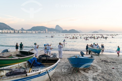 Grupo de pessoas fazendo homenagem para Iemanjá ao nascer do sol na colônia de pescadores Z-13 no Posto 6 da Praia de Copacabana - Rio de Janeiro - Rio de Janeiro (RJ) - Brasil