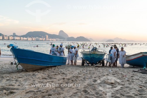 Grupo de pessoas fazendo homenagem para Iemanjá ao nascer do sol na colônia de pescadores Z-13 no Posto 6 da Praia de Copacabana - Rio de Janeiro - Rio de Janeiro (RJ) - Brasil