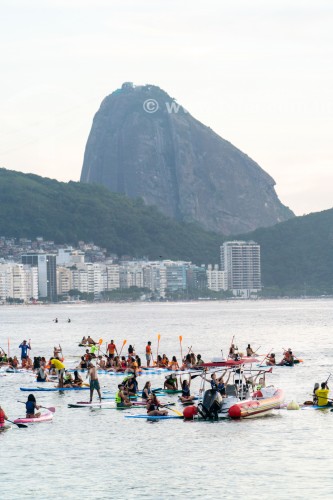 Praticantes de Stand up paddle no posto 6 da Praia de Copacabana assistindo o nascer do sol - Rio de Janeiro - Rio de Janeiro (RJ) - Brasil