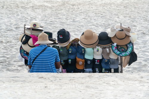 Vendedor ambulante de chapéus na Praia de Copacabana - Rio de Janeiro - Rio de Janeiro (RJ) - Brasil