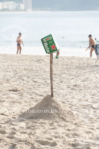 Caixa de papelão na Praia de Copacabana - Rio de Janeiro - Rio de Janeiro (RJ) - Brasil