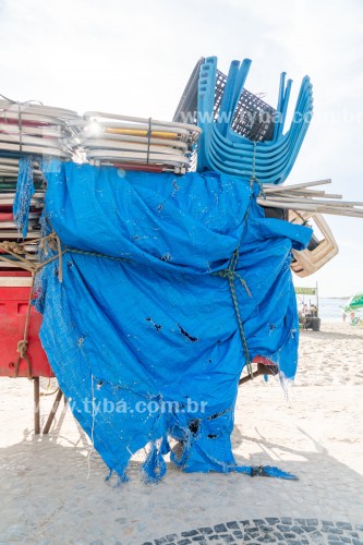 Detalhe de carrinho de burro-sem-rabo com cadeiras de praia na Praia de Copacabana - Rio de Janeiro - Rio de Janeiro (RJ) - Brasil