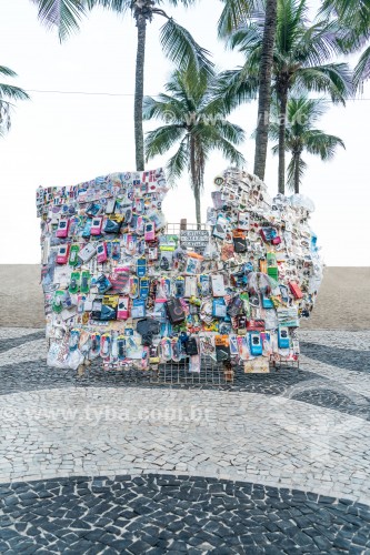 Vendedor ambulante de equipamentos eletrônicos na Praia de Copacabana - Rio de Janeiro - Rio de Janeiro (RJ) - Brasil