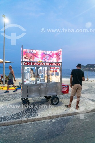 Vendedor ambulante de churros e pipoca  - Posto 6 - Praia de Copacabana - Rio de Janeiro - Rio de Janeiro (RJ) - Brasil