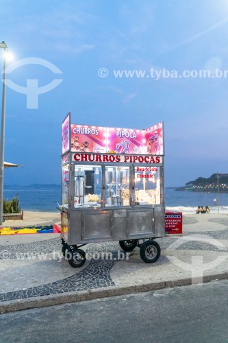 Vendedor ambulante de churros e pipoca  - Posto 6 - Praia de Copacabana - Rio de Janeiro - Rio de Janeiro (RJ) - Brasil