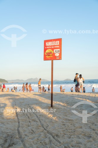 Placa para venda de hamburguer na Praia de Copacabana - Rio de Janeiro - Rio de Janeiro (RJ) - Brasil