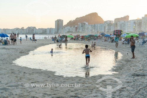 Banhistas em piscina natural na Praia de Copacabana - Rio de Janeiro - Rio de Janeiro (RJ) - Brasil