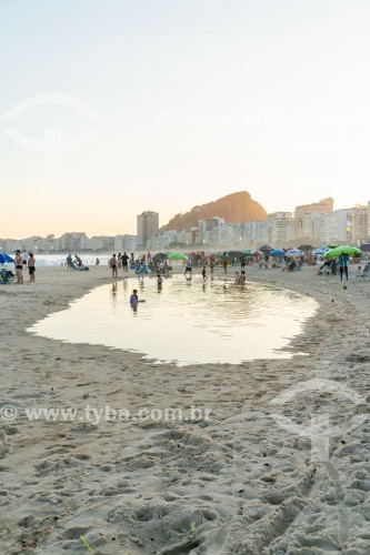 Banhistas em piscina natural na Praia de Copacabana - Rio de Janeiro - Rio de Janeiro (RJ) - Brasil