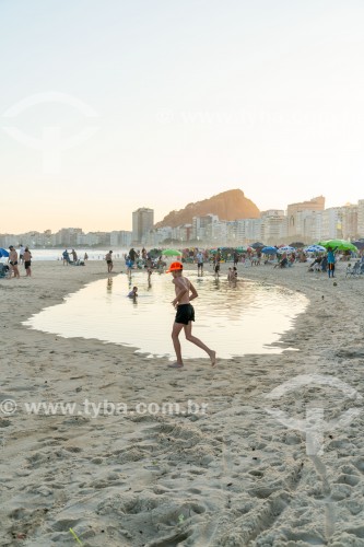 Banhistas em piscina natural na Praia de Copacabana - Rio de Janeiro - Rio de Janeiro (RJ) - Brasil