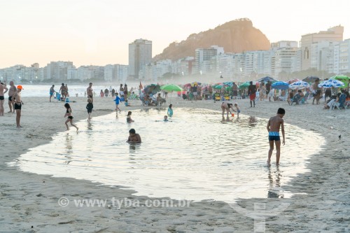 Banhistas em piscina natural na Praia de Copacabana - Rio de Janeiro - Rio de Janeiro (RJ) - Brasil