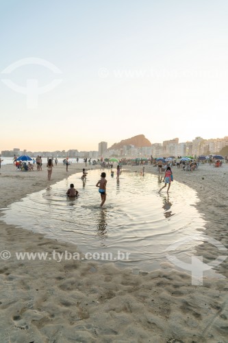 Banhistas em piscina natural na Praia de Copacabana - Rio de Janeiro - Rio de Janeiro (RJ) - Brasil