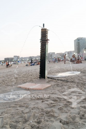 Chuveiro na praia de Copacabana - Rio de Janeiro - Rio de Janeiro (RJ) - Brasil