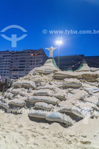 Escultura de areia representando o Cristo Redentor -  Praia de Copacabana - Rio de Janeiro - Rio de Janeiro (RJ) - Brasil