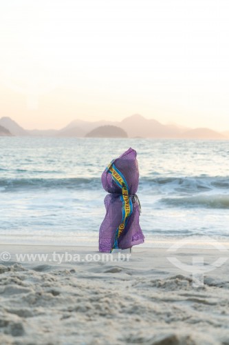 Plástico cobrindo cano que fornece água para chuveiros da orla da Praia de Copacabana - Rio de Janeiro - Rio de Janeiro (RJ) - Brasil