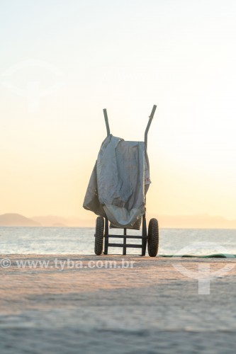 Carrinho para transporte de carga no calçadão da Praia de Copacabana - Rio de Janeiro - Rio de Janeiro (RJ) - Brasil