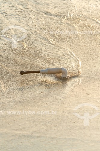 Cano que fornece água para chuveiros da orla da Praia de Copacabana - Rio de Janeiro - Rio de Janeiro (RJ) - Brasil