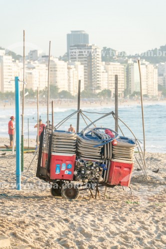 Detalhe de carrinho de burro-sem-rabo com cadeiras de praia na Praia de Copacabana - Rio de Janeiro - Rio de Janeiro (RJ) - Brasil