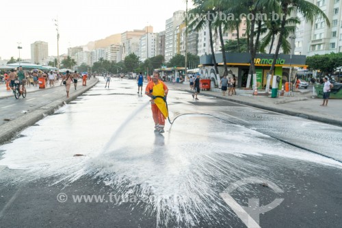 Garis da Comlurb fazendo a limpeza da Avenida Atlântica após a passagem de bloco de carnaval de rua - Rio de Janeiro - Rio de Janeiro (RJ) - Brasil