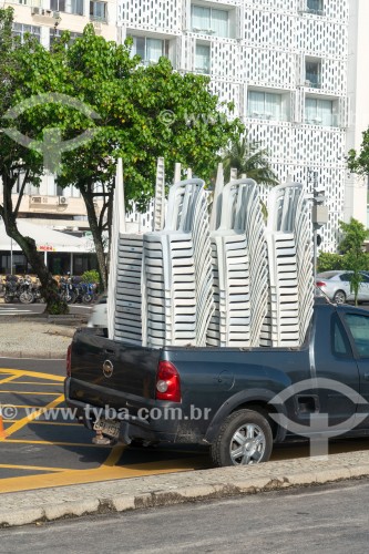 Carro transportando cadeiras de plástico empilhadas - Rio de Janeiro - Rio de Janeiro (RJ) - Brasil