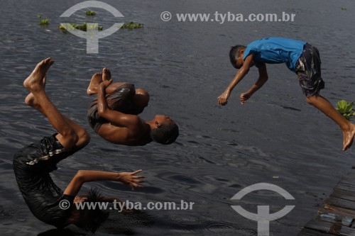 Crianças brincando no Rio Negro
 - Manaus - Amazonas (AM) - Brasil