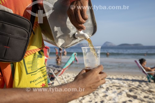 Venda de mate - considerados Patrimônio Cultural e Imaterial da cidade do Rio de Janeiro - na Praia de Ipanema - Rio de Janeiro - Rio de Janeiro (RJ) - Brasil