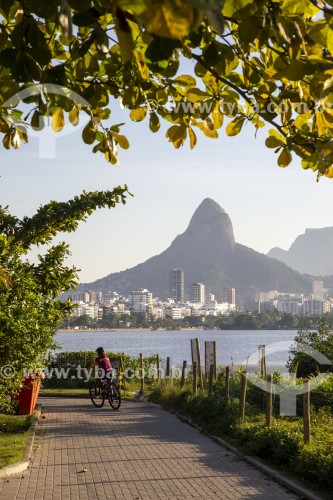 Ciclista na ciclovia da Lagoa Rodrigo de Freitas - Rio de Janeiro - Rio de Janeiro (RJ) - Brasil
