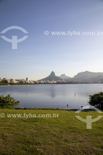 Vista da Lagoa Rodrigo de Freitas com o Morro Dois Irmãos e a Pedra da Gávea ao fundo  - Rio de Janeiro - Rio de Janeiro (RJ) - Brasil