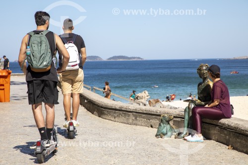 Estátua de Clarice Lispector na orla da Praia de Copacabana - Rio de Janeiro - Rio de Janeiro (RJ) - Brasil