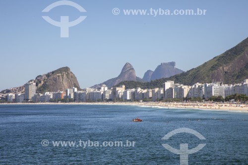 Vista da Praia de Copacabana com o Morro do Cantagalo, Morro Dois Irmãos e Pedra da Gávea ao fundo - Rio de Janeiro - Rio de Janeiro (RJ) - Brasil