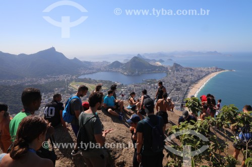 Grupo de pessoas no cume do Morro Dois Irmãos com o Cristo Redentor ao fundo - Rio de Janeiro - Rio de Janeiro (RJ) - Brasil