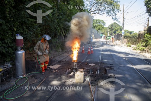 Operário fazendo manutenção dos trilhos do Bonde de Santa Teresa - Rio de Janeiro - Rio de Janeiro (RJ) - Brasil