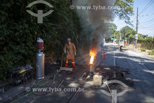 Operário fazendo manutenção dos trilhos do Bonde de Santa Teresa - Rio de Janeiro - Rio de Janeiro (RJ) - Brasil